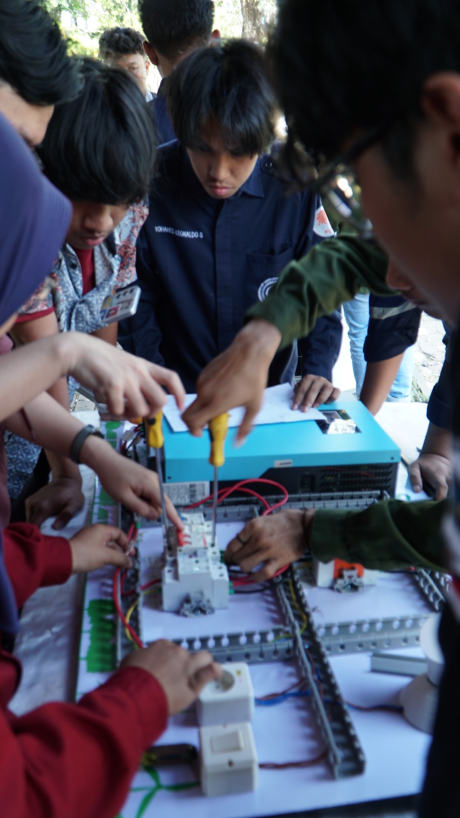 Perakitan PLTS HYBRID sesi Siang